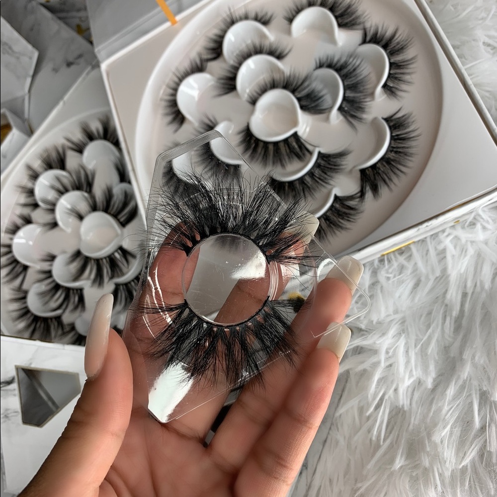 Single pair of NKBEAUTY eyelashes